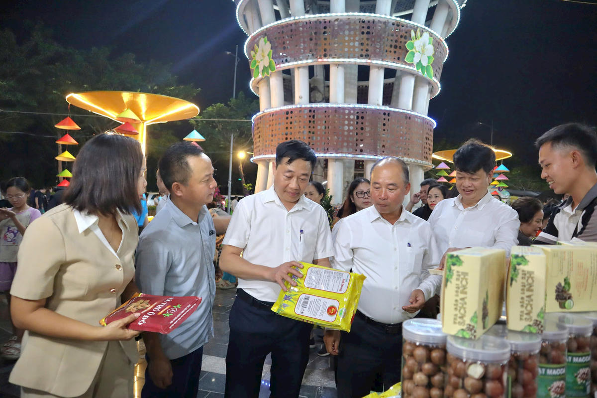 Các đại biểu tham quan mua sắm sau lễ khai mạc. Ảnh: HNM