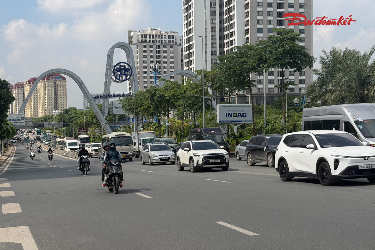 Người điều khiển phương tiện có xu hướng chủ động giảm tốc, quan sát xe phía trước và duy trì khoảng cách an toàn.