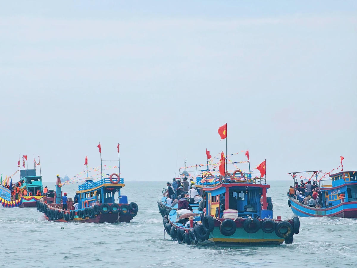 Đây là tập tục lâu đời của người dân đi biển mong cầu mưa thuận gió hòa, tôm cá đầy ghe. Ảnh: T.L.