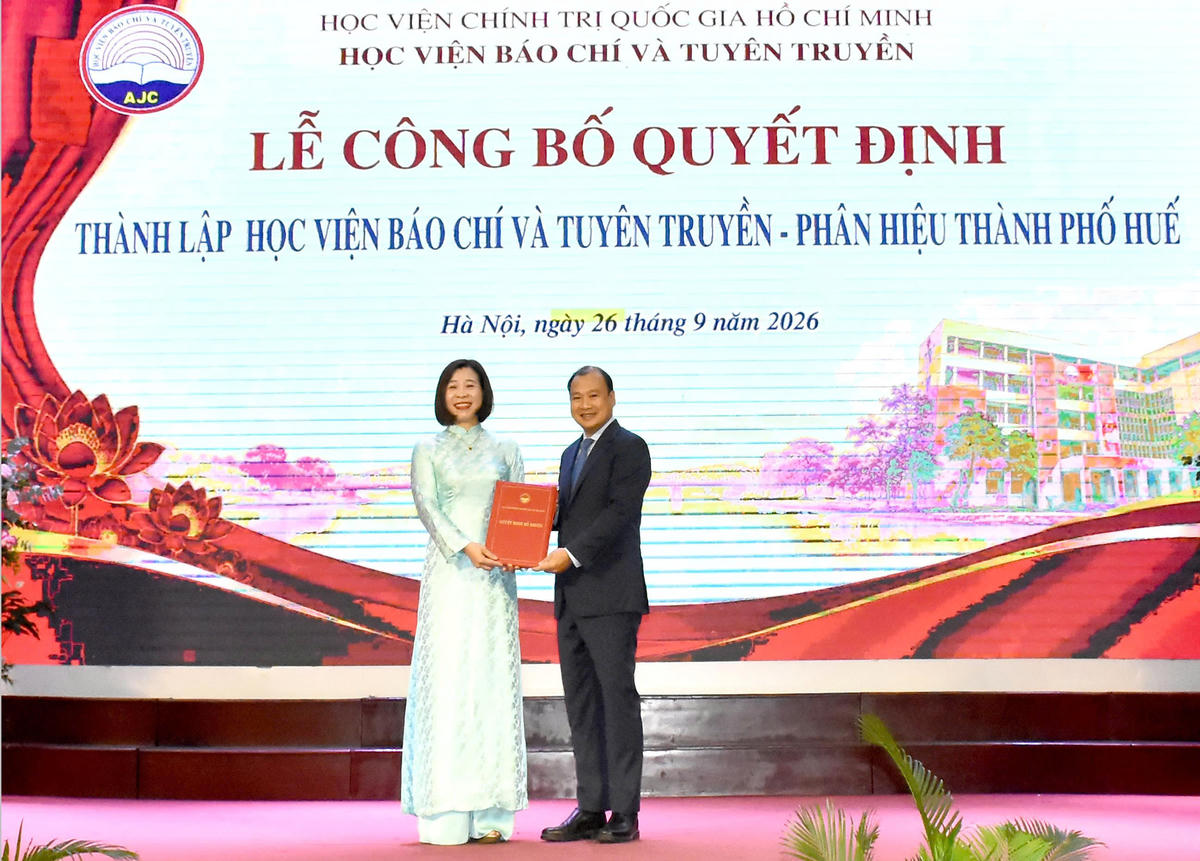 PGS.TS Nguyễn Thị Trường Giang nhận nhiệm vụ Giám đốc Học viện Báo chí và Tuyên truyền - Phân hiệu thành phố Huế.