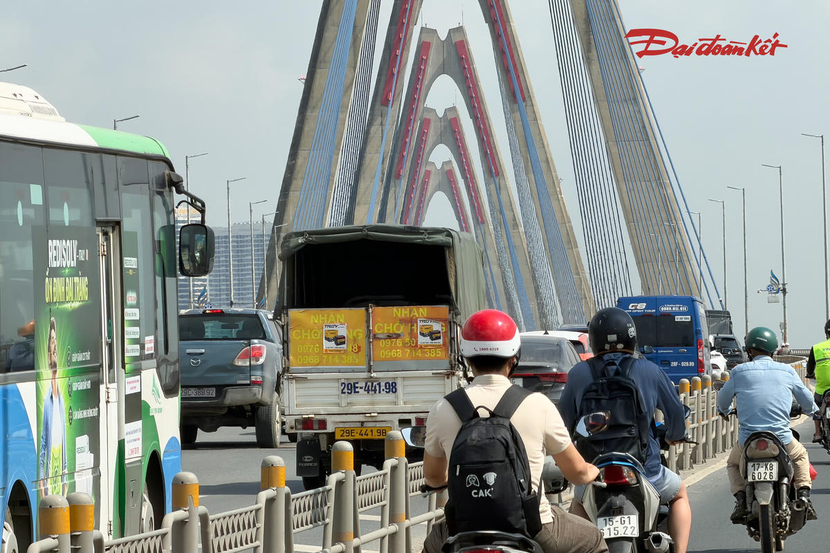 Trước đó, ngày 24/9, các đơn vị chức năng tại Hà Nội đã hoàn thành việc lắp đặt hệ thống biển báo và vạch xác định khoảng cách xe tại những vị trí dễ quan sát trên cầu Nhật Tân.