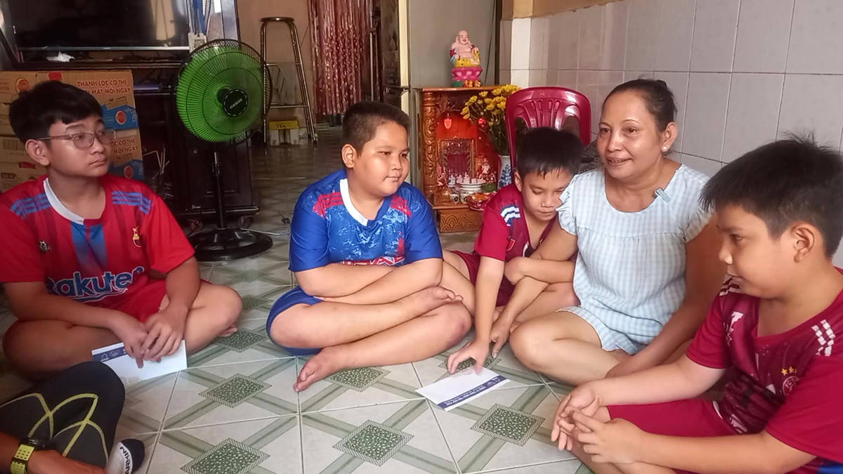Một mình lo cho bốn con, chị Sa Ren luôn canh cánh nỗi lo khi các con càng lớn, chi phí học tập và sinh hoạt càng nhiều