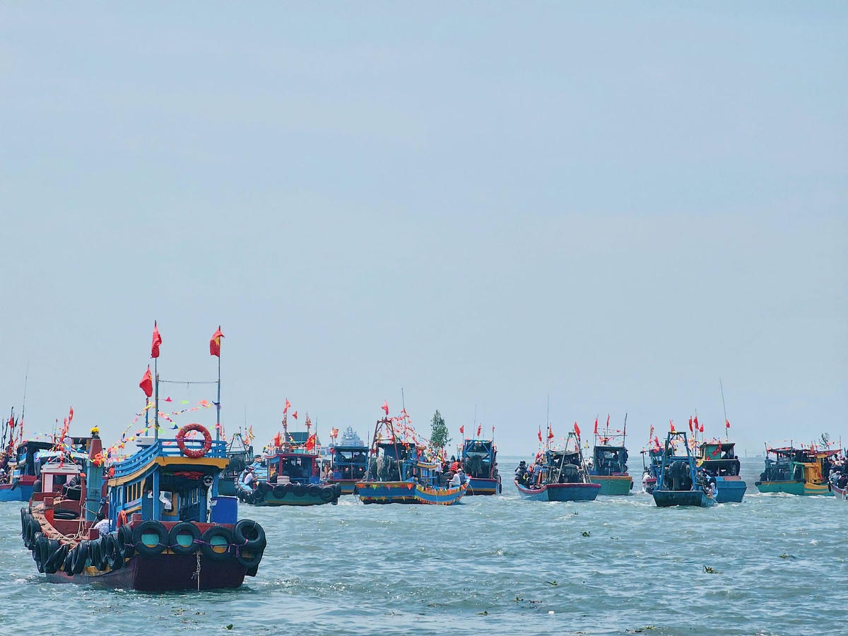 Nhiều ghe thuyền ở các xã lân cận cũng tham gia buổi Lễ Nghinh Ông với không khí trang trọng, thành tâm. Ảnh: T.L.