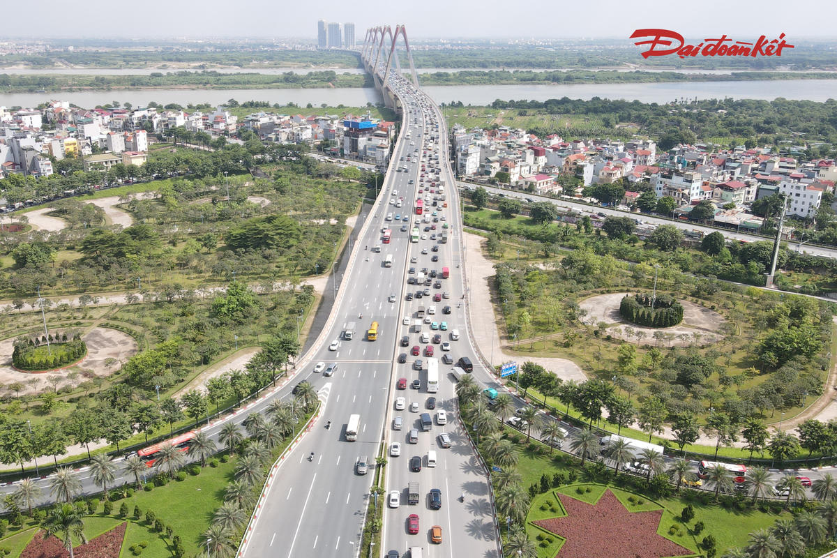 “Đi qua cầu, nhất là lúc lượng xe đông, tôi thường giữ khoảng cách với xe phía trước để nếu xe trước phanh hoặc giảm tốc thì mình vẫn có thời gian xử lý. Có vạch khoảng cách trên đường thì tài xế cũng dễ hình dung hơn, tránh đi quá sát nhau. Tuy nhiên, việc đi qua cầu cũng mất nhiều thời gian hơn trước". anh Công nói.