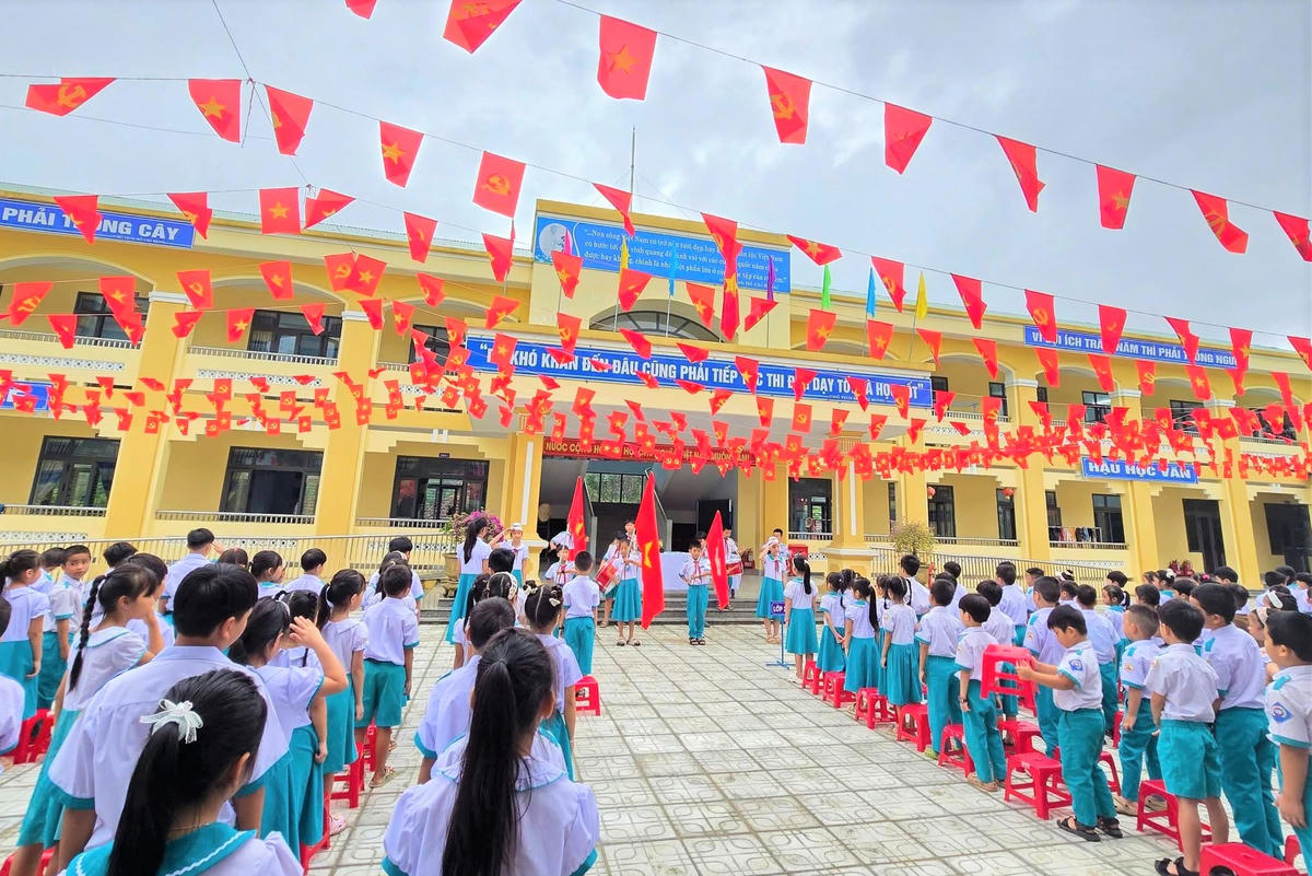Một góc buổi hoạt động ngoại khóa của Trường Tiểu học Mính Viên, xã Thạnh Bình. Ảnh: MV.