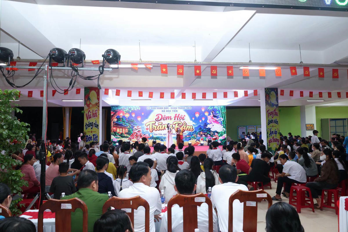Xã Hòa Tiến tổ chức chương trình Tết Trung thu cho trẻ em. Ảnh: Nguyễn Tú.