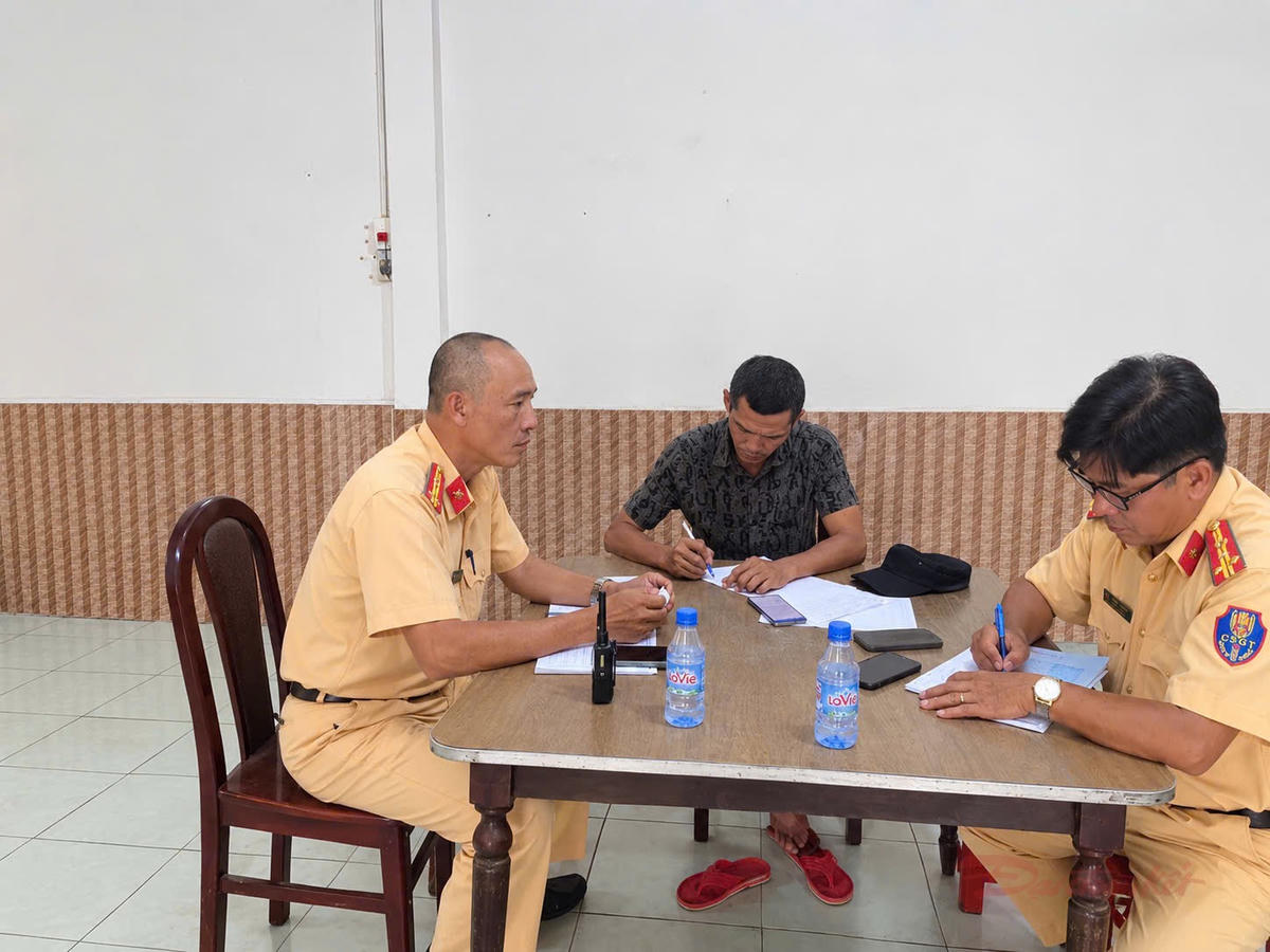 TPHCM: Tài xế xe tải làm rơi vãi đất xuống đường bị xử phạt thông qua dữ liệu camera giao thông
