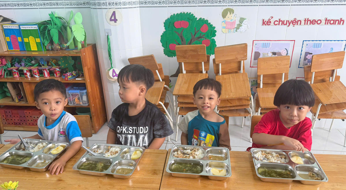 Bữa ăn tại trường Mầm non Phước Thới. Ảnh Hồng Thắm