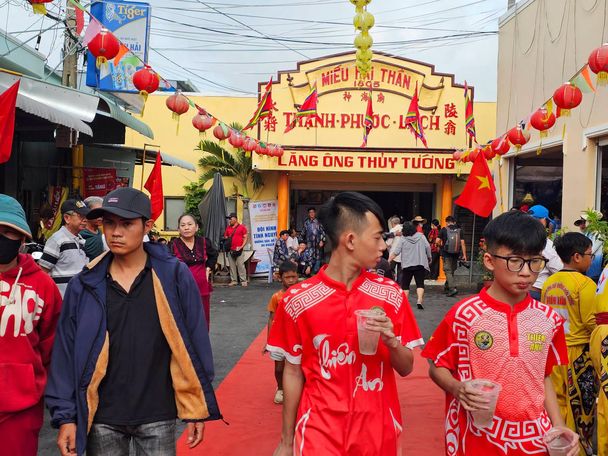 Rất đông người dân tìm tới khu vực Lăng Ông Thuỷ Tướng ở Cần Giờ để chiêm ngưỡng buổi lễ. Ảnh: T.L.