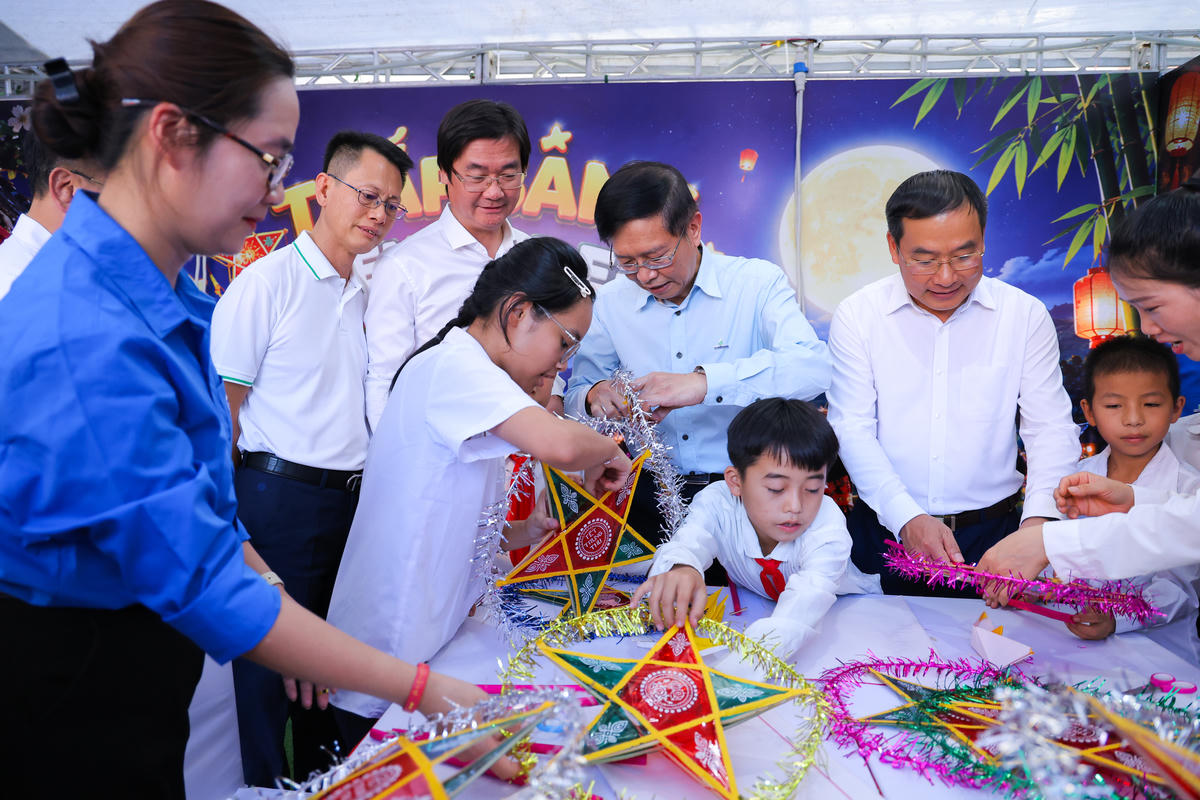 Các đại biểu lãnh đạo tham quan các gian trải nghiệm lễ hội Trung thu
