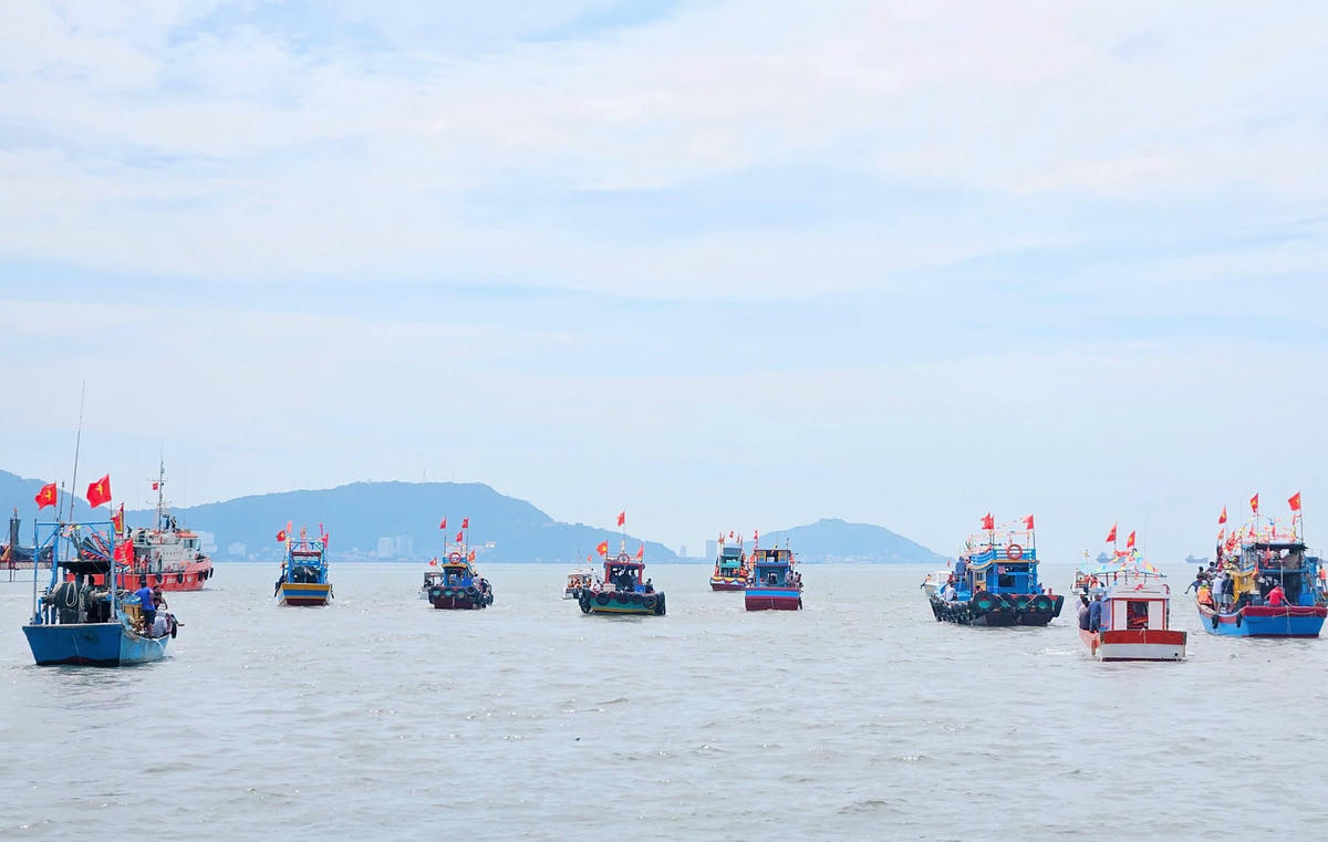 Các tàu cá của ngư dân được trang trí lộng lẫy để rước Nghinh Ông ở cửa biển Cần Giờ. Ảnh: T.L.