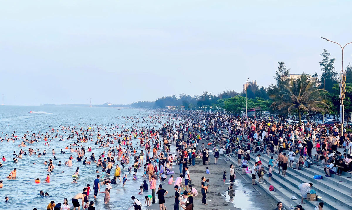 Du khách tắm biển Cửa Lò.
