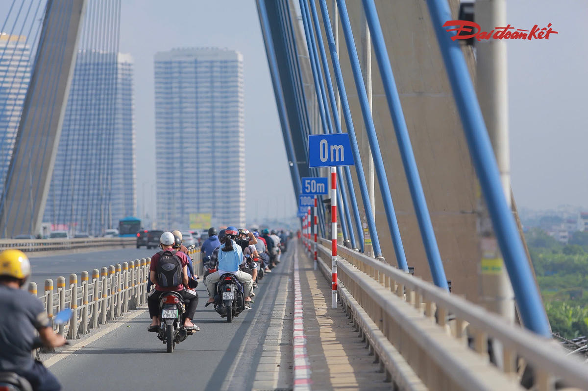 Trước đó, từ ngày 27/9, Hà Nội bắt đầu thí điểm tổ chức phương tiện giữ khoảng cách an toàn trên cầu Nhật Tân. Các biển báo khoảng cách được lắp đặt trên cầu nhằm tăng khoảng cách giữa các phương tiện, hạn chế nguy cơ xảy ra va chạm liên hoàn.