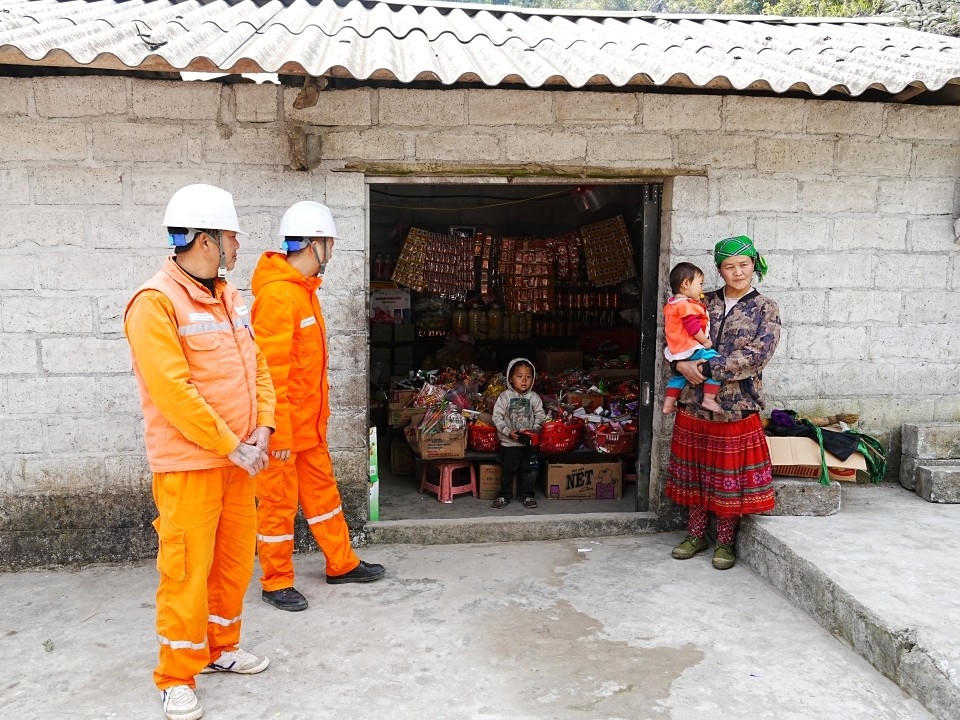 Thắp sáng “vùng lõm”, mở đường tương lai: Điện về, sóng đến