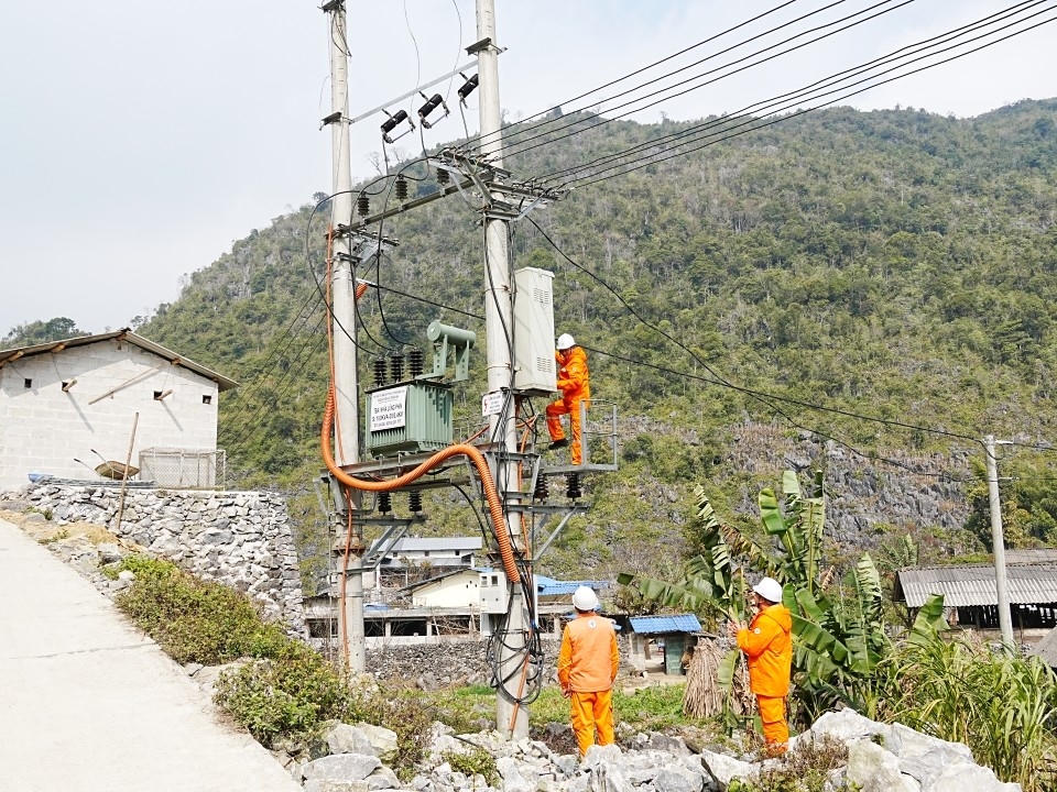 Thắp sáng “vùng lõm”, mở đường tương lai: Điện về, sóng đến
