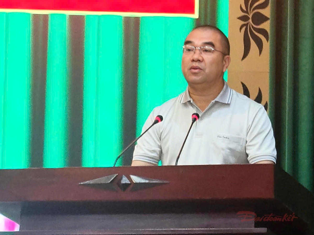 Ông Phạm Đình Tường, thân nhân chiến sĩ Phạm Đình Bách đang thực hiện nhiệm vụ tại đội K74 phát biểu tại buổi gặp mặt. Ảnh: Nguyễn Hùng.