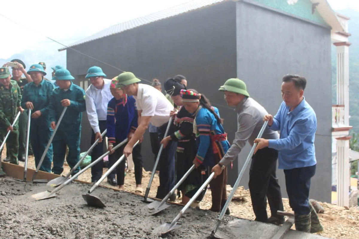 Ông Phan Trung Bá - Phó Chủ tịch UBND tỉnh, Phó Trưởng ban Thường trực Ban Chỉ đạo các Chương trình mục tiêu quốc gia tỉnh Lào Cai cùng người dân Pha Long trong Lễ phát động phong trào xây dựng đường giao thông nông thôn ngày 23/9. Ảnh: THPL.