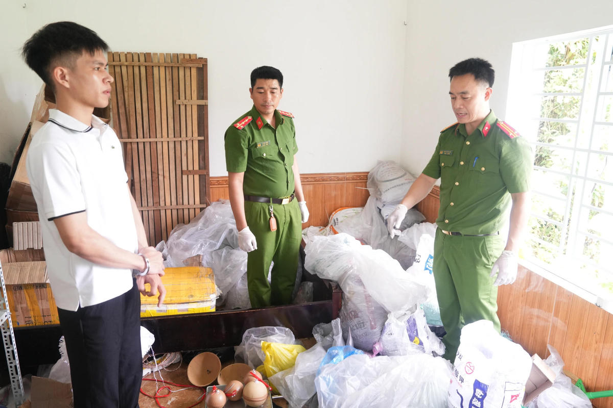 Công an phường Trường Vinh khám xét các thùng, bì tải chứa hóa chất do đối tượng Nguyễn Tiến Phi tàng trữ. Ảnh: Công an tỉnh Nghệ An