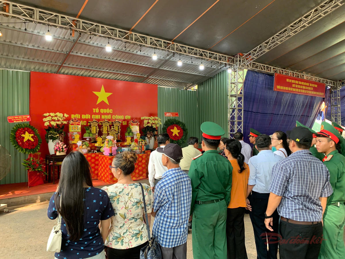 Họp mặt thân nhân, gia đình cán bộ, chiến sĩ làm nhiệm vụ tìm kiếm hài cốt liệt sĩ tại Công viên Lê Thị Riêng