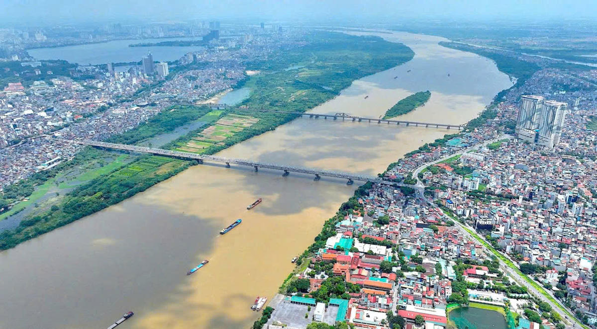 Nhiều năm qua, quá trình đô thị hóa khiến không gian ven sông Hồng phát triển thiếu đồng bộ. Ảnh: H.P.