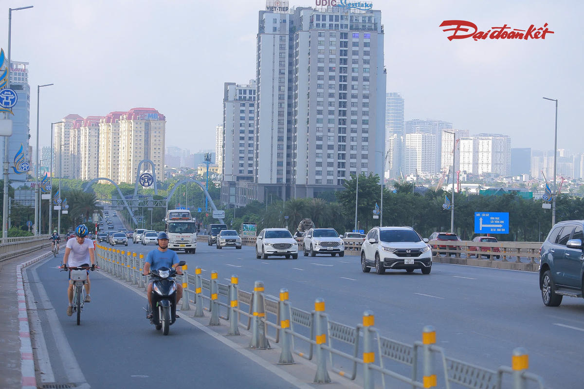 Theo ghi nhận của PV Báo Đại Đoàn Kết từ khoảng 8h ngày 27/9, các phương tiện lưu thông qua cầu Nhật Tân theo cả hai hướng vào nội đô và ra ngoại thành khá ổn định. Lưu lượng phương tiện không xảy ra tình trạng ùn ứ kéo dài tại khu vực trên cầu.
