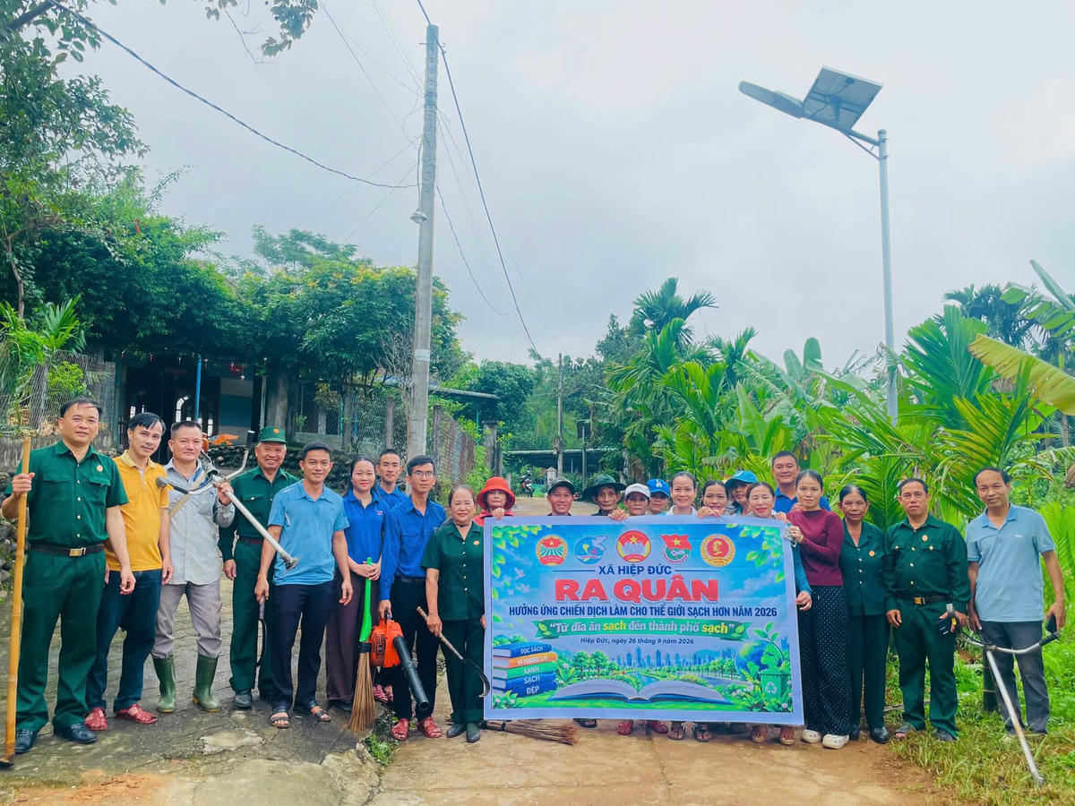 Các hội đoàn thể xã Hiệp Đức, TP Đà Nẵng ra quân dọn dẹp vệ sinh môi trường. Ảnh: HĐ.