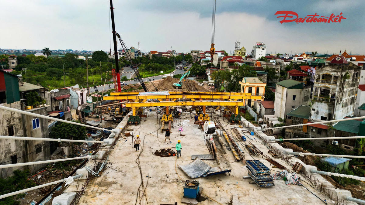 Sau khi hợp long, nhà thầu tiếp tục triển khai phần lan can cầu và các hạng mục hoàn thiện. Việc thảm bê tông nhựa mặt cầu sẽ được thực hiện sau khi hoàn thành phần đường dẫn.