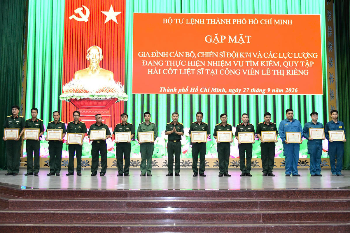 Họp mặt thân nhân, gia đình cán bộ, chiến sĩ làm nhiệm vụ tìm kiếm hài cốt liệt sĩ tại Công viên Lê Thị Riêng