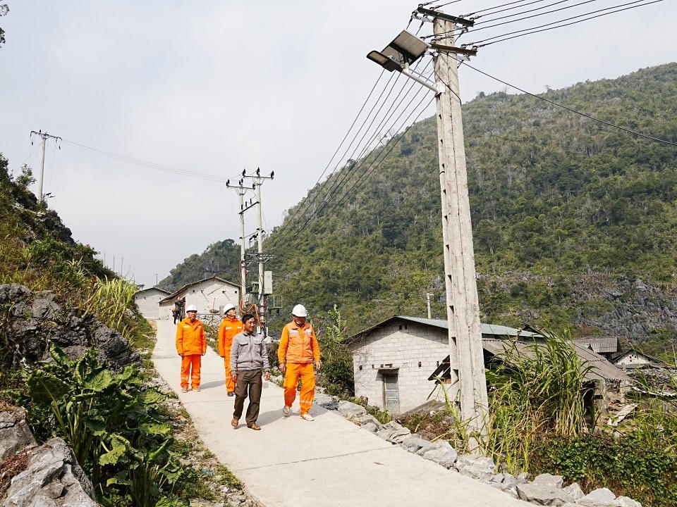 Thắp sáng “vùng lõm”, mở đường tương lai: Điện về, sóng đến