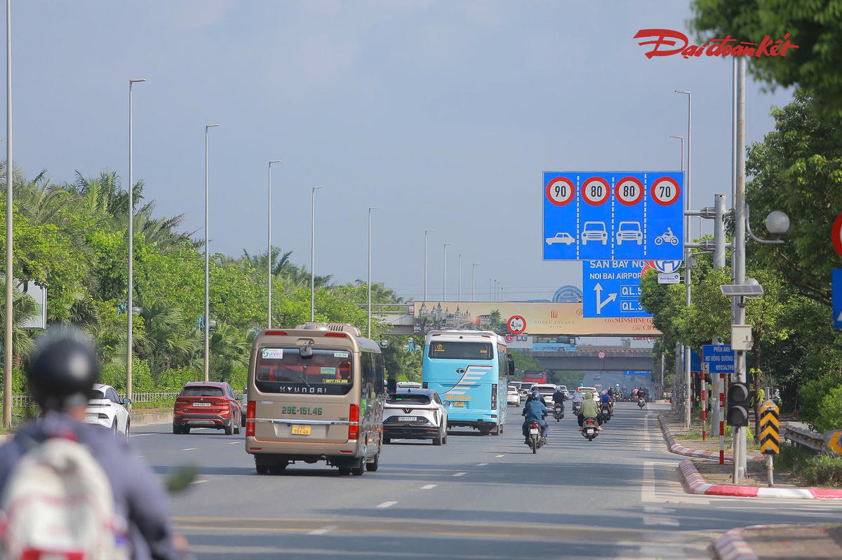 Các phương tiện lưu thông đúng làn, giữ khoảng cách với xe phía trước khi qua cầu.