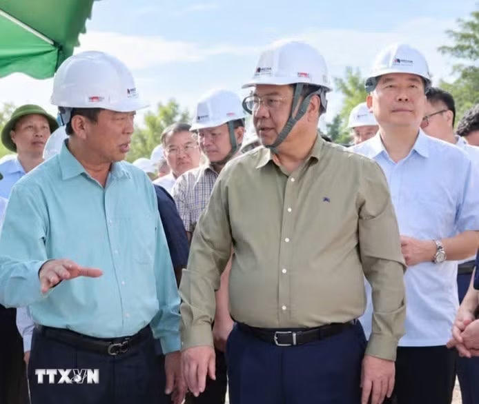 Phó Thủ tướng Thường trực Phạm Gia Túc nghe đại diện nhà thầu báo cáo tiến độ thi công tại công trường. (Ảnh: TTXVN phát).