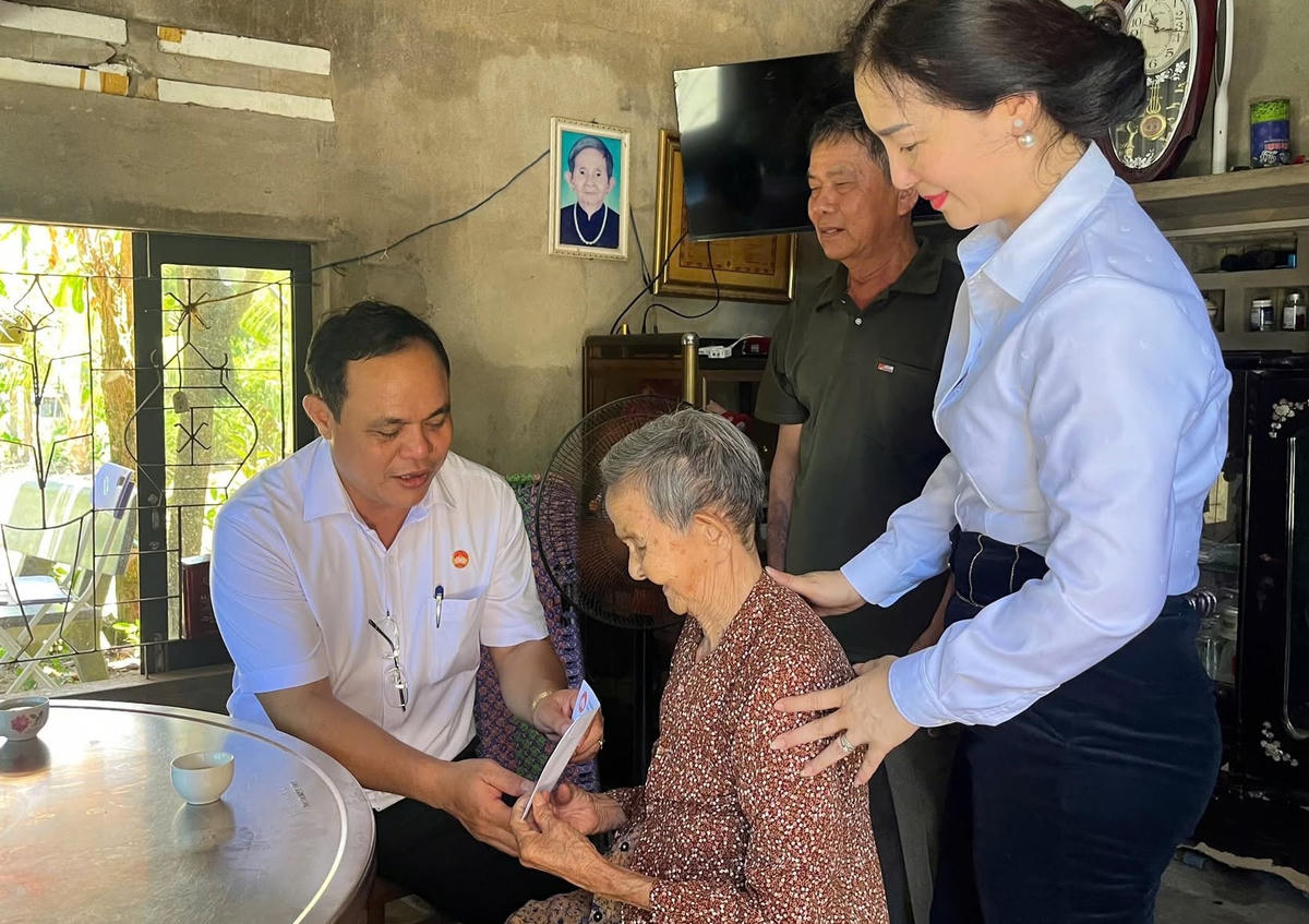 Ủy ban MTTQ Việt Nam tỉnh Quảng Ngãi thăm hỏi, tặng quà gia đình chính sách, người khó khăn trên địa bàn. Ảnh: MT.