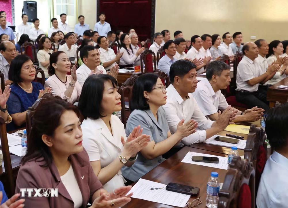 ttxvn-tong-bi-thu-chu-tich-nuoc-tiep-xuc-cu-tri-ha-noi-truoc-ky-hop-thu-hai-quoc-hoi-khoa-xvi-500.jpg