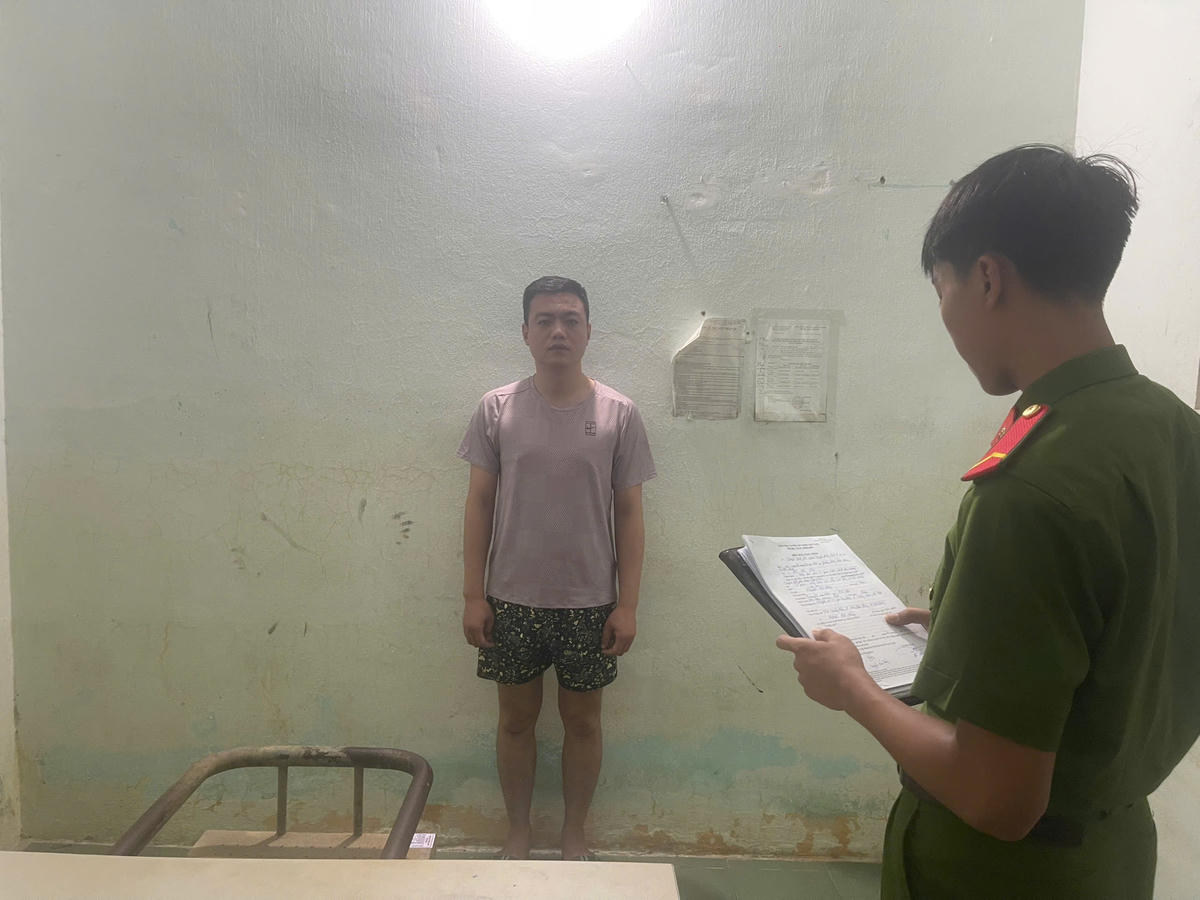 Công an TP Đà Nẵng đọc quyết định bắt Nguyễn Hải Đăng. Ảnh: CA Đà Nẵng.