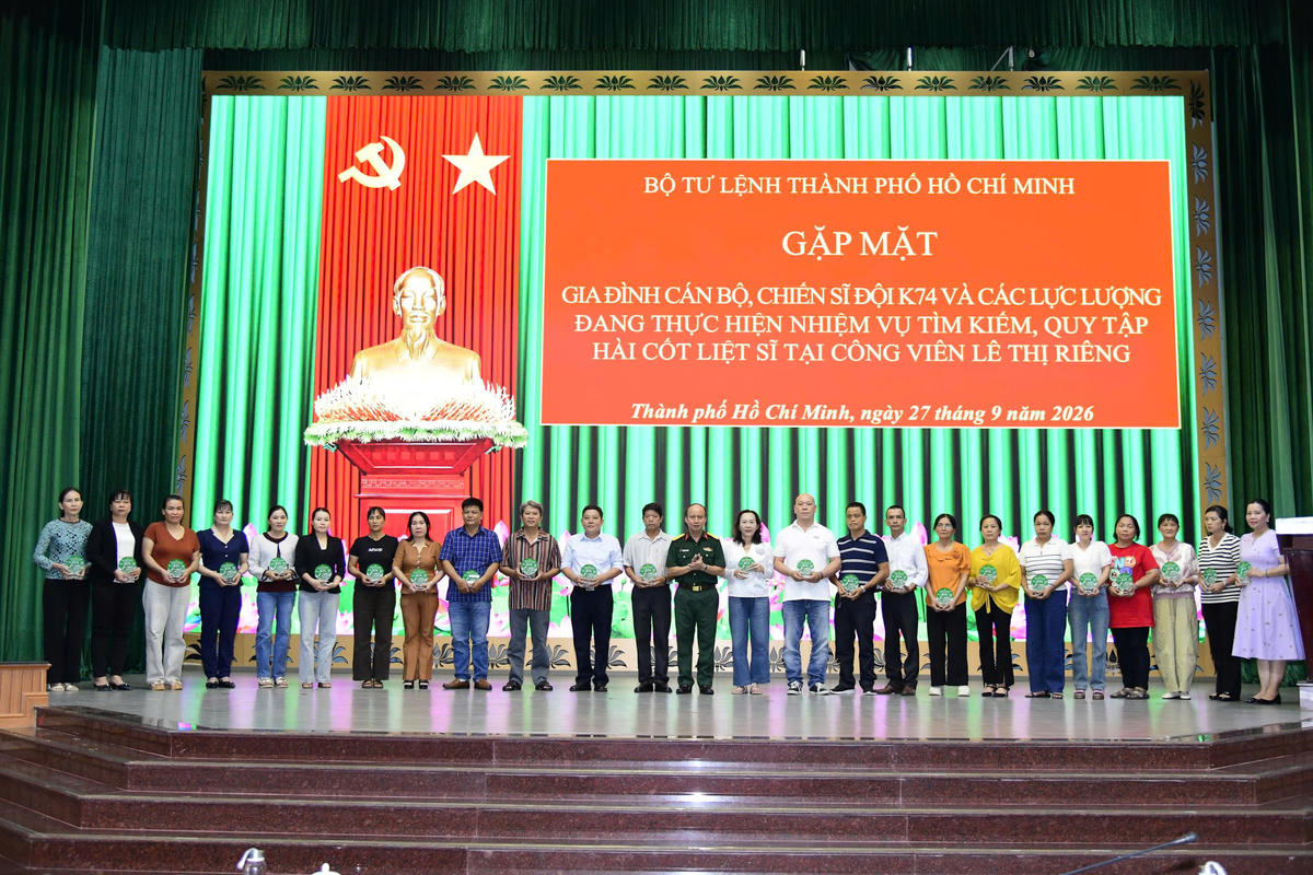 Họp mặt thân nhân, gia đình cán bộ, chiến sĩ làm nhiệm vụ tìm kiếm hài cốt liệt sĩ tại Công viên Lê Thị Riêng
