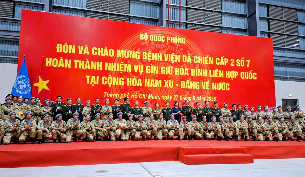 Đại biểu và các cán bộ, nhân viên BVDC 2.7 chụp hình lưu niệm tại lễ đón. Ảnh: S.X
