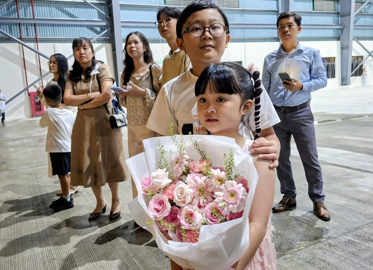 Các em bé nhỏ trông ngóng gặp ba. Ảnh: S.X
