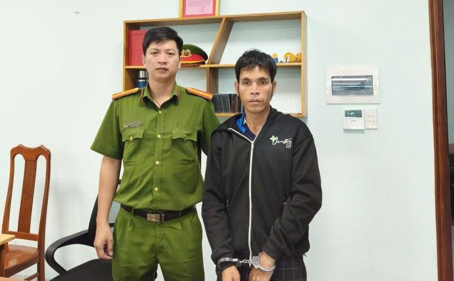 Đối tượng Nông Hồng Quảng tại cơ quan điều tra. Ảnh: CA Quảng Ngãi.