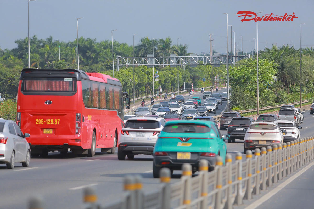 Ở cả chiều hướng vào trung tâm thành phố và hướng ra ngoại thành, dòng xe duy trì nhịp di chuyển ổn định trong thời gian ghi nhận.