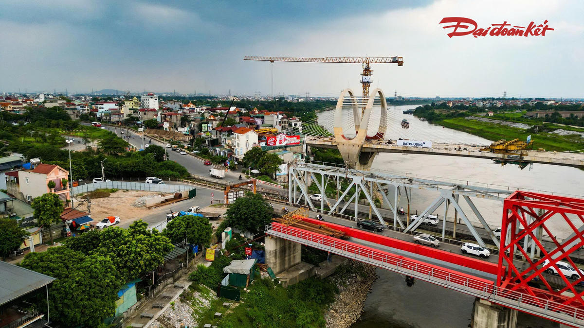 “Để đảm bảo đúng tiến độ, kịp kế hoạch hợp long nhịp cầu chính, nhà thầu đã phải huy động 100% nhân lực để triển khai các biện pháp thi công. Đến nay, dự án đã chính thức hợp long”, ông Nam cho biết.