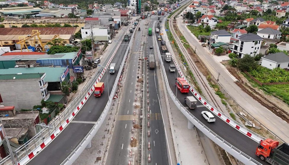 Quốc lộ 5, một trong 2 tuyến kết nối chính giữa hai trung tâm đô thị phía Đông và Tây của TP Hải Phòng đang quá tải. Ảnh: Lê Tân. 
