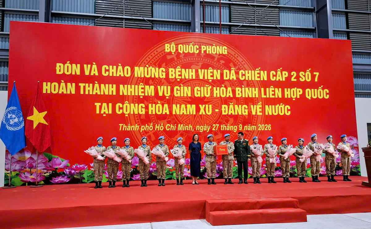 Lãnh đạo Bộ Quốc phòng và Tổng Lãnh sự Australia tại TPHCM tặng hoa chúc mừng cán bộ, nhân viên BVDC 2.7. Ảnh: S.X