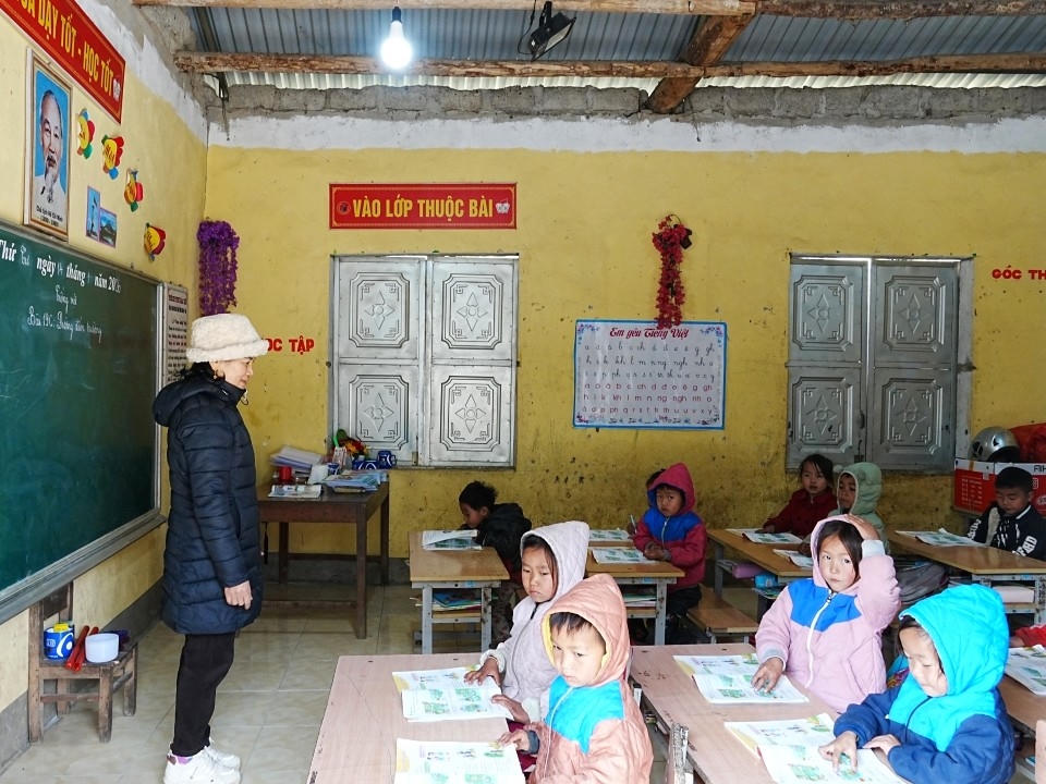 Thắp sáng “vùng lõm”, mở đường tương lai: Điện về, sóng đến
