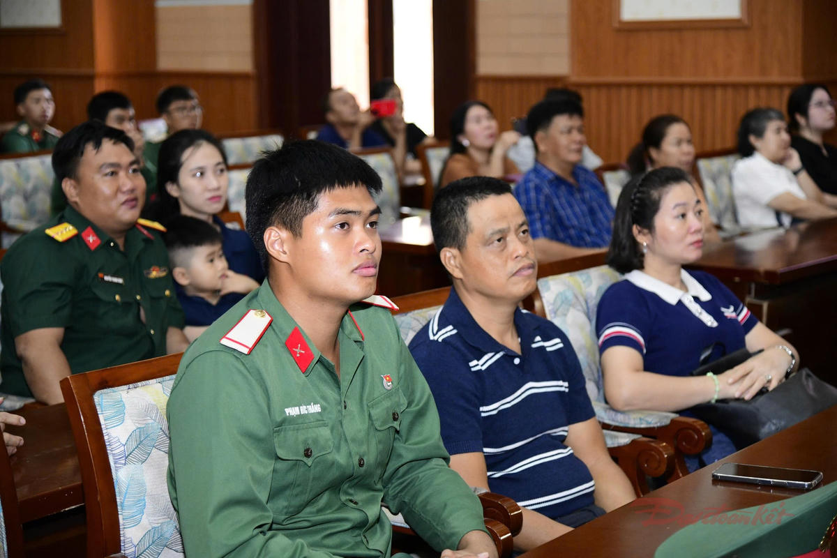 Cán bộ, chiến sĩ và đại diện gia đình, thân nhân cùng tham dự buổi gặp mặt. Ảnh: Nguyễn Hùng.