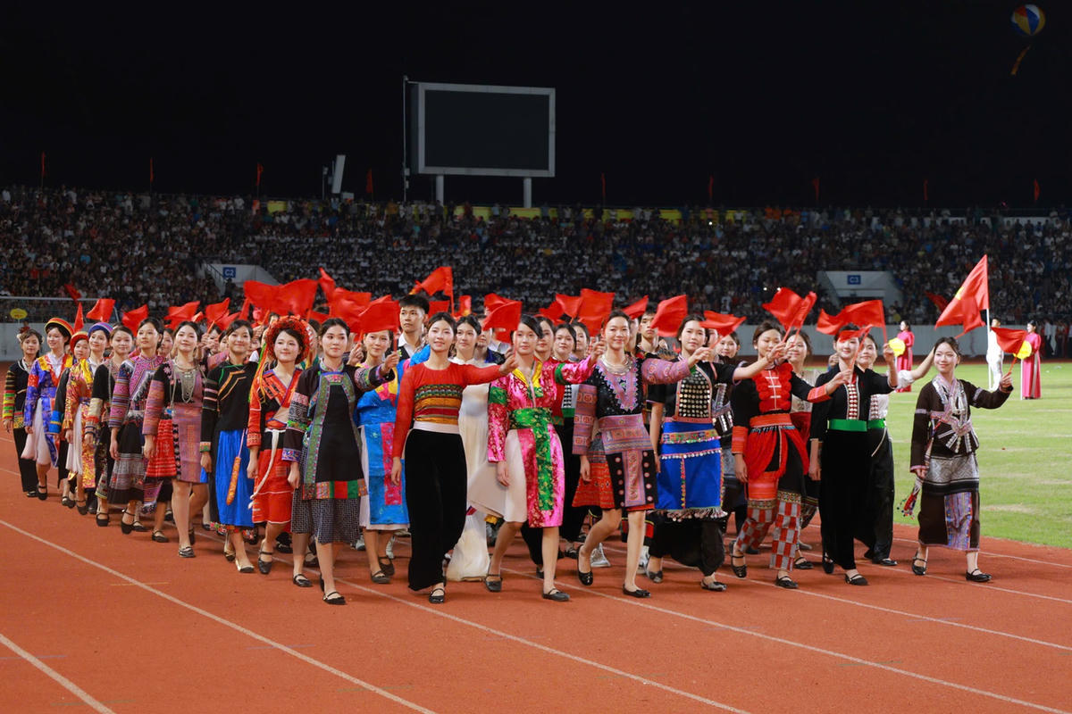 Chương trình diễu binh, diễu hành biểu dương lực lượng của 34 khối. Ảnh: TNGOP.