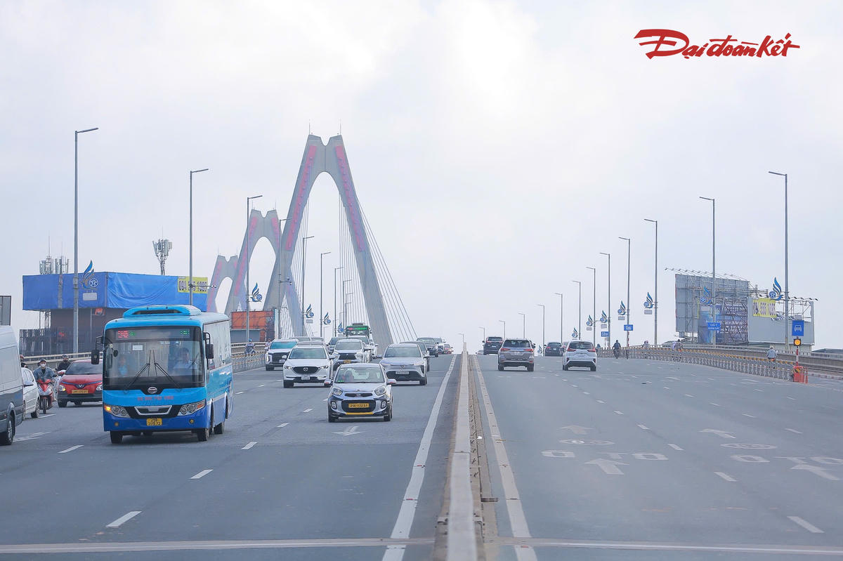 Cùng với biển báo tốc độ, hệ thống vạch sơn trên mặt đường được bố trí để giúp người điều khiển phương tiện nhận biết khoảng cách an toàn khi lưu thông qua cầu.