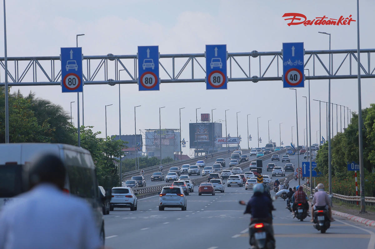 Sở Xây dựng Hà Nội tạm thời gỡ biển báo khoảng cách an toàn trên cầu Nhật Tân sau ngày đầu thí điểm.