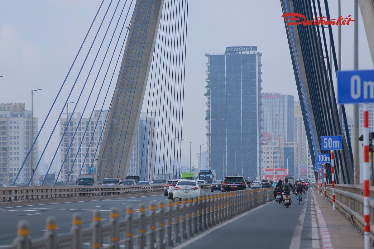 Theo ghi nhận, các phương tiện chủ động điều chỉnh tốc độ, di chuyển theo đúng làn đường. Khoảng cách giữa các xe được duy trì tương đối ổn định, không xuất hiện tình trạng phương tiện phải phanh gấp hoặc dồn thành từng đoàn trên cầu.