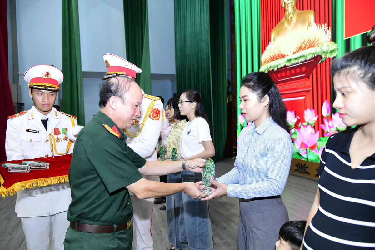 Họp mặt thân nhân, gia đình cán bộ, chiến sĩ làm nhiệm vụ tìm kiếm hài cốt liệt sĩ tại Công viên Lê Thị Riêng