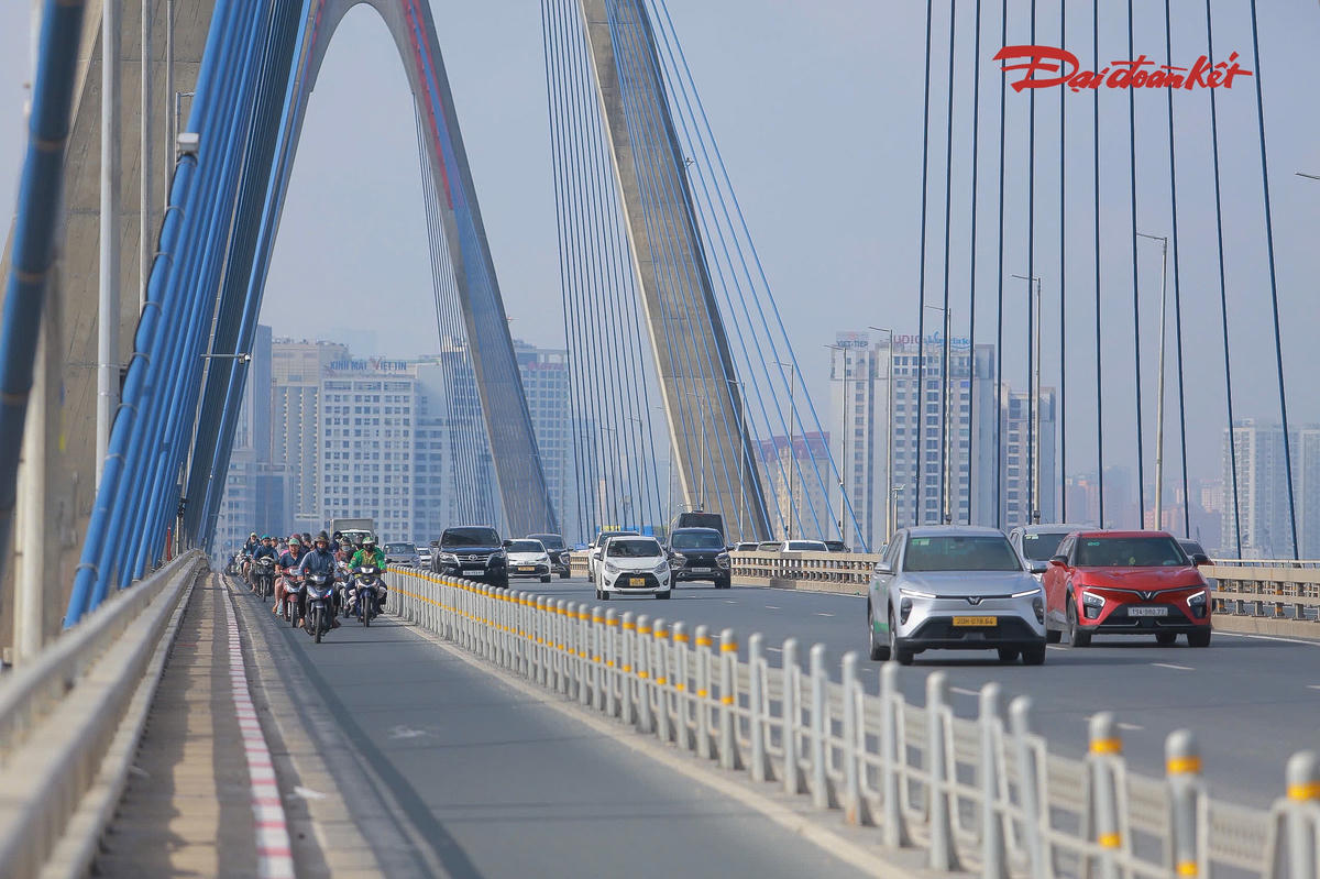 Các xe giữ khoảng cách tương đối ổn định, hạn chế tình trạng bám sát nhau khi qua cầu.